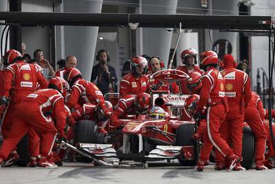 Vettel vuela y Alonso se atasca con un alerón roto