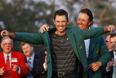 Charl Schwartzel luce la chaqueta verde de campeón junto a Phil Mickelson, su predecesor.