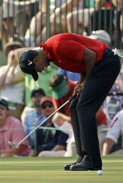 Tiger Woods se lamenta de un  eagle  que se le escapó con el  putter  en el hoyo 15.