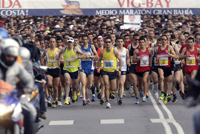 Más de 4.000 personas corren 20 kilómetros entre Vigo y Baiona