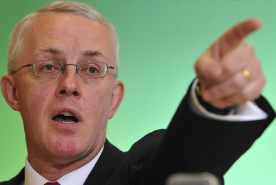 John Vickers, presidente de la Comisión de Banca, explica las propuestas, ayer en Londres.