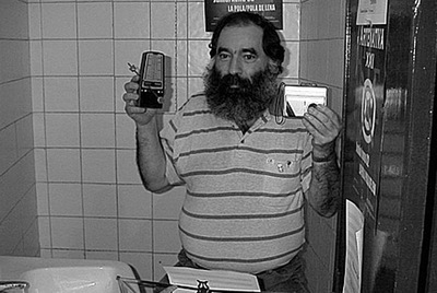 Nel Amaro, en un baño, en su  performance Música de agua. 