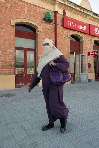 Una mujer viste el  niqab  en El Vendrell.