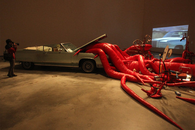  Palms  (2007), de John Bock, una de las instalaciones de la colección Daskalopoulos en el Guggenheim.