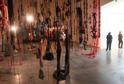 FOTOGALERIA: 'DependenciaIndependencia' (1995) de Annette Messager