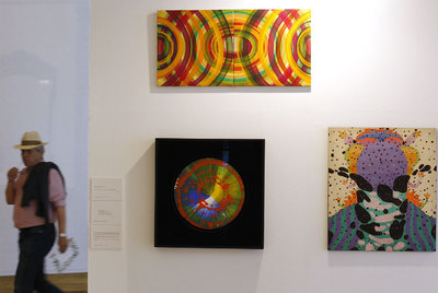 Abajo, obras de Damien Hirst, a la izquierda, y Zush; arriba, de Charo Pradas, en la muestra  Arte esencial, un aroma internacional. 