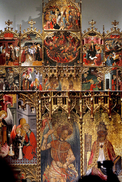 Arriba, el retablo de san Miguel y san Pedro de Cirera y Despuig, en su nueva ubicación. Abajo, el de san Miguel de Joan Mates.rn)