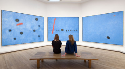  Azul I-II-III,  tríptico pintado por Joan Miró en 1961: una de las obras estelares de la exposición de la Tate Modern.
