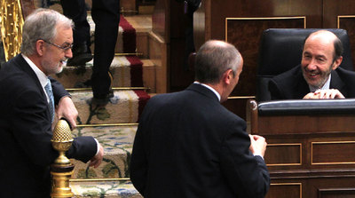 Alfredo Pérez Rubalcaba habla con los diputados del PNV Josu Erkoreka (de espaldas) y José Ramón Beloki (a la izquierda).