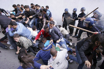 La policía argelina carga contra los estudiantes que se manifestaron en Argel.