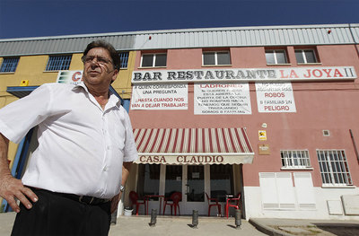 Claudio Corral, ante el restaurante que regenta en Arganda del Rey.