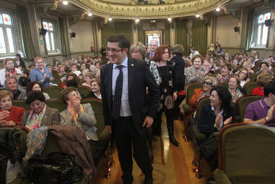 El 'lehendakari' ensalza el valor económico del trabajo del ama de casa