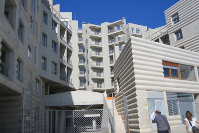El Edificio 111, construido en Terrassa (Barcelona). Abajo,