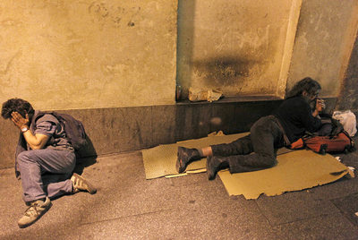 Carlos Baeza, que duerme al raso en la plaza Mayor, reivindica que es 