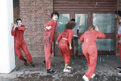 El actor Nathan Stewart-Jarrett, primero a la derecha, en una escena de  Misfits. 