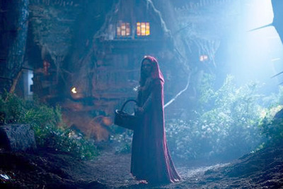 Amanda Seyfried, delante de la casa de su abuela en  Caperucita roja .