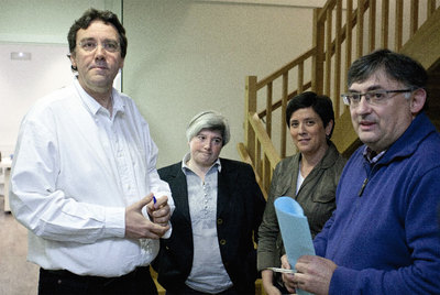 De izquierda a derecha, Gerenabarrena, la peneuvista Nerea Antia, la vicepresidenta de Hamaikabat en Álava, Igone Martínez de Luna, y Beraza, ayer momentos antes de firmar el acuerdo electoral alcanzado entre ambas formaciones en ese territorio.