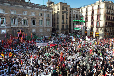 Los manifestantes se concentran en la plaza de Sant Jaume, ante la sede de la Generalitat de Cataluña.