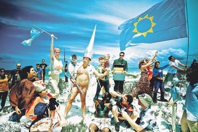  El artista Gregory Green, rodeado por algunos ciudadanos de la micronación que él mismo ha fundado, The New Free State of Caroline. En ella 