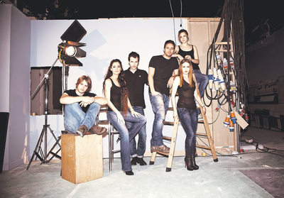  De izquierda a derecha, Jaime Olias, Mar Saura, Jorge Suquet, Manu Fullola, Aura Garrido (subida a la escalera) y Carla Nieto. 