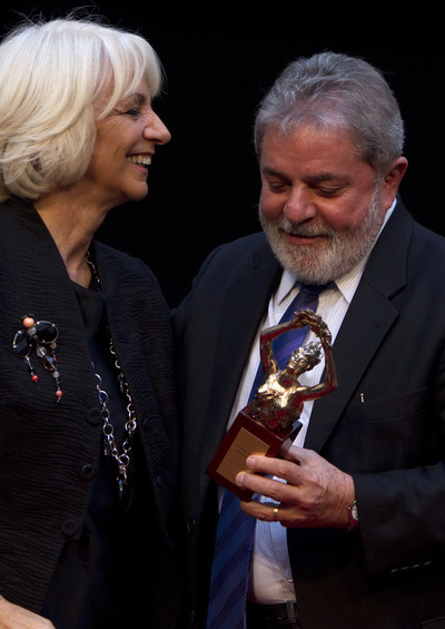 Momento en que el expresidente de Brasil Lula da Silva recibe el III Premio Libertad Cortes de Cádiz, de manos de la alcaldesa, Teófila Martínez.