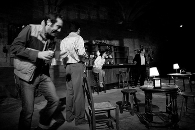 Escena de  La presa,  de Conor McPherson, que se representa en la Biblioteca de Cataluña.