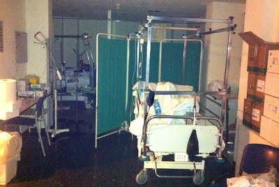 Un paciente de traumatología ingresado en un espacio del hospital del Vall d'Hebron utilizado como almacén.