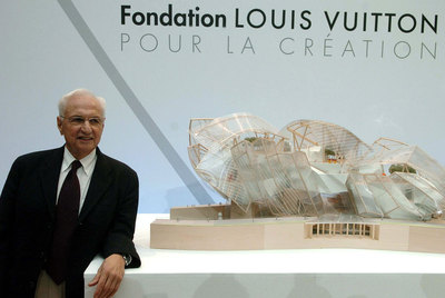 El arquitecto Frank Gehry, ante una maqueta de su edificio diseñado para la Fundación Luis Vuitton.