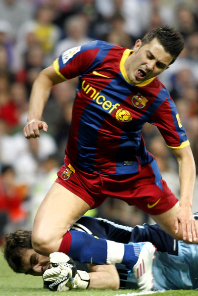 Villa cae ante Casillas sin que el árbitro señale penalti.