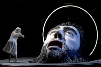 Dos momentos de la representación el sábado de  Salomé:  a la izquierda, la soprano Emily Magee; y abajo, Magee junto a Stieg Andersen (Herodes).