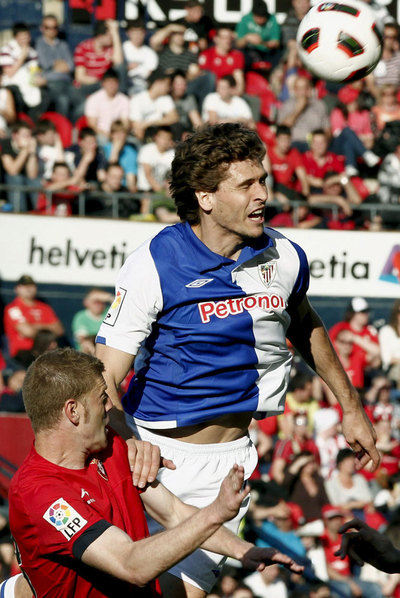 Llorente se anticipa en el salto a Sergio.