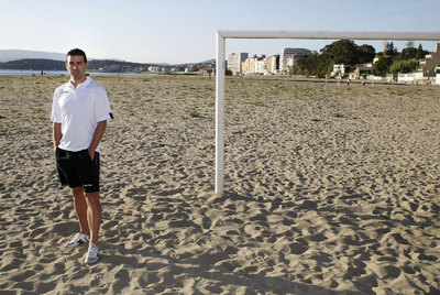 El futbolista Pablo Coira posa junto a una portería en un campo de la playa de Compostela, en Vilagarcía.