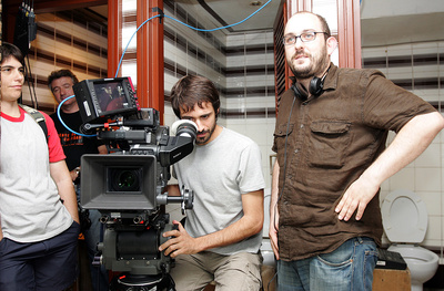 Borja Cobeaga (derecha) durante el rodaje de su última película  No controles , en Bilbao.
