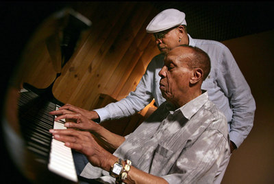Chucho y Bebo Valdés (sentado), en los estudios Casa Limón de Madrid.