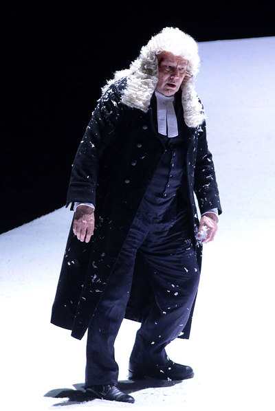 Klaus Maria Brandauer, en un momento de  The broken jug,  montaje de Peter Stein.