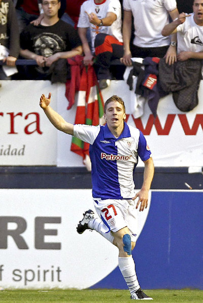 Muniain, increpado por el público, tras su gol a Osasuna.
