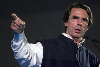 El expresidente del Gobierno José María Aznar, ayer durante su intervención en un mitin del PP en Estepona (Málaga).