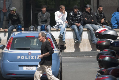 Inmigrantes tunecinos esperan en la estación de tren de Ventimiglia para cruzar a Francia.