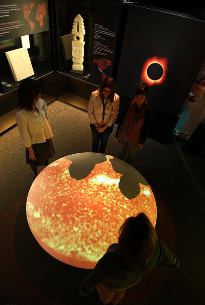 Visitantes miran un modelo del Sol en la exposición Energía.