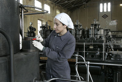 Una empleada trabaja en uno de los motores que suministraron electricidad al Metro de Madrid.
