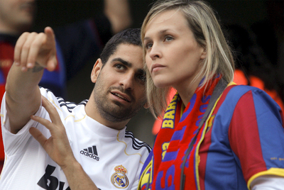 Una pareja de aficionados antes del partido.