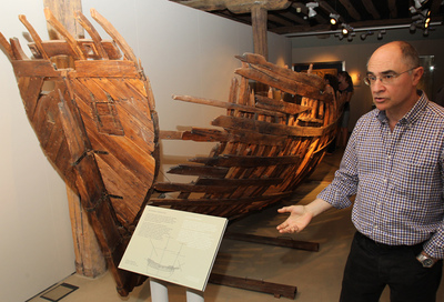 El comisario de Cazadores de ballenas, José María Unsain, junto a la reproducción a escala de un barco ballenero, ayer en el Museo Naval de San Sebastián.
