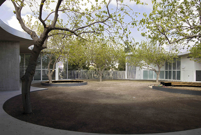 El patio con moreras rige la vida de la Universidad Infantil en Gandia, de García de Paredes y Pedrosa.