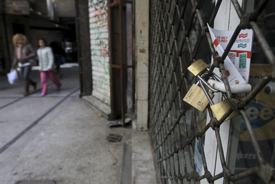 Una tienda cerrada en una calle en el centro de Atenas.