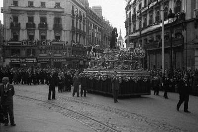 Exposición  Tras los pasos de las cofradias. 110 imágenes y documentos de la Semana Santa madrileña .