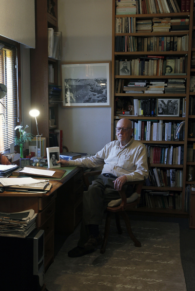 El escritor Ramiro Pinilla en  Walden,  su casona en Getxo.