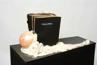  Pense-Bête (Recordatorio)  (1964), de Marcelo Broodthaers, pieza incluida en la exposición sobre el archivo  Atlas, ¿cómo llevar el mundo a cuestas?,  en el Museo Reina Sofía.