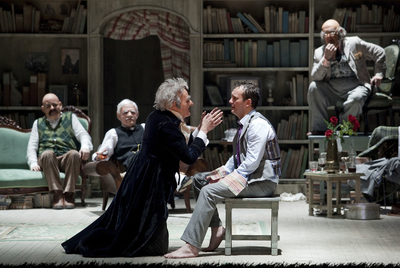 En primer plano, Asier Etxeandia y José Luis Torrijo, en un momento de la representación de  La avería. 