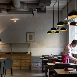 Comedor de  Casa Paloma en Barcelona. Abajo, el plato bautizado como 