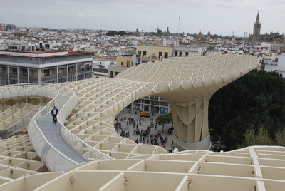Una vista del Metropol Parasol, conocido como   las setas  con la Giralda al fondo.